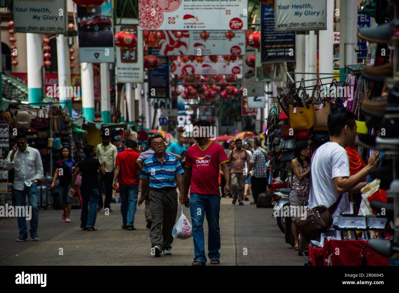 Une jeep robuste navigue sur une route dangereuse, sculptée entre des montagnes imposantes. Banque D'Images