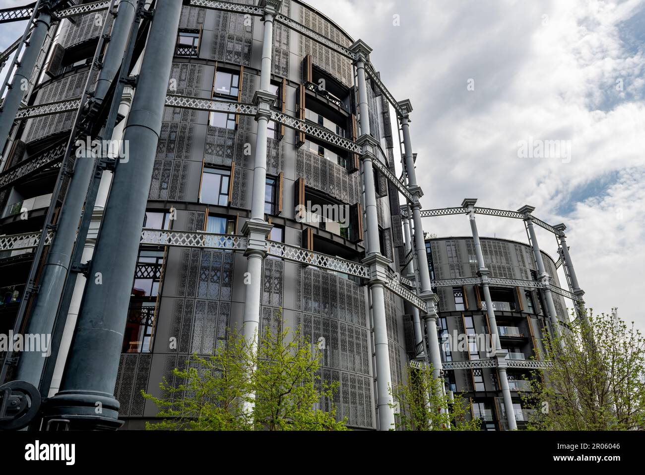 Londres. ROYAUME-UNI- 05.04.2023. Vue sur la rue des bâtiments 10 et 11 du Gasholder construits dans les cadres des réservoirs de stockage de gaz déclassés. Banque D'Images