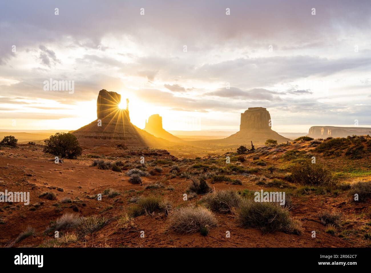 Lever de soleil spectaculaire vu dans la célèbre Monument Valley en Arizona, États-Unis Banque D'Images