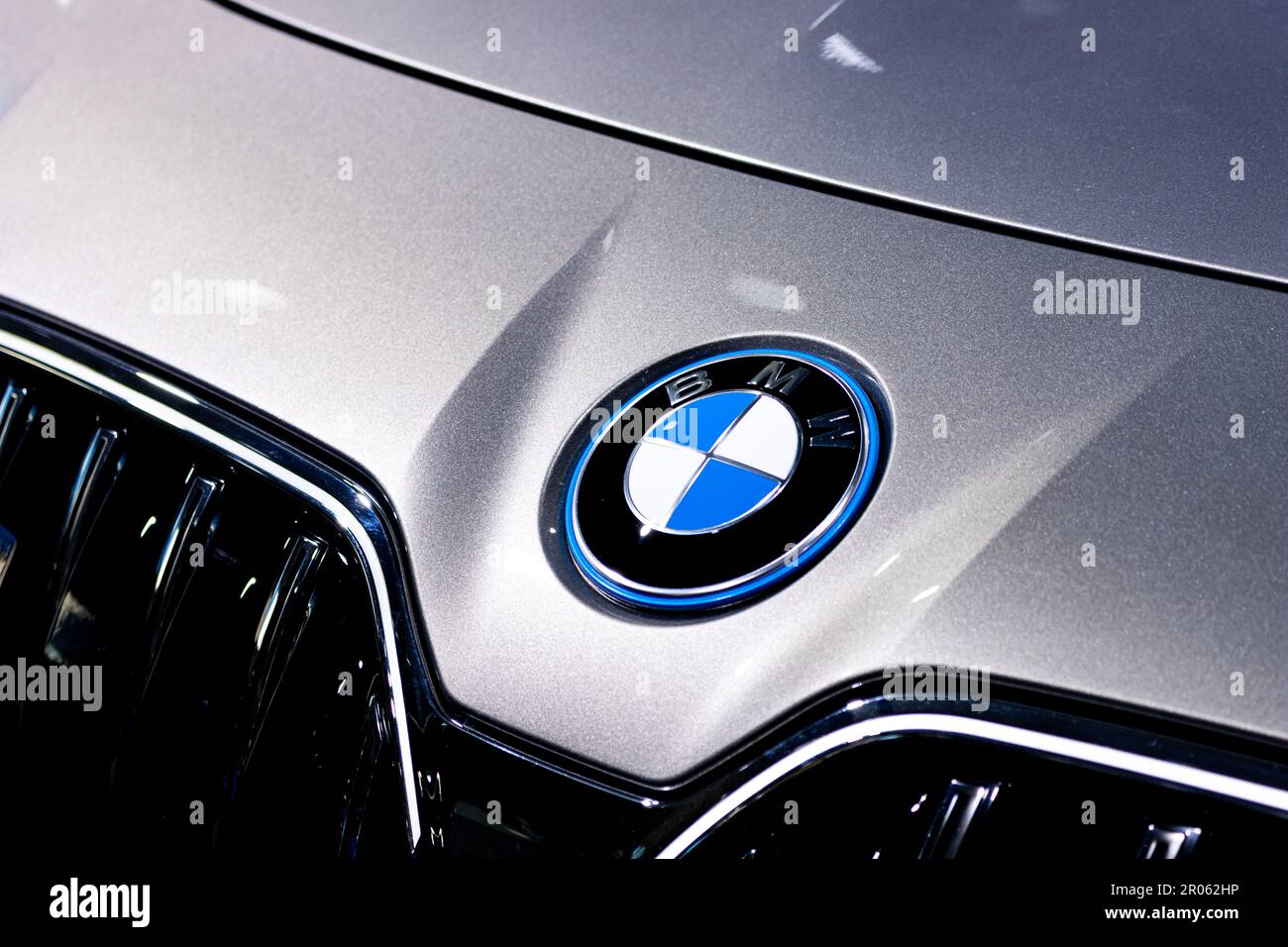 Emblème avant sur un véhicule électrique BMW i7 2023 Banque D'Images