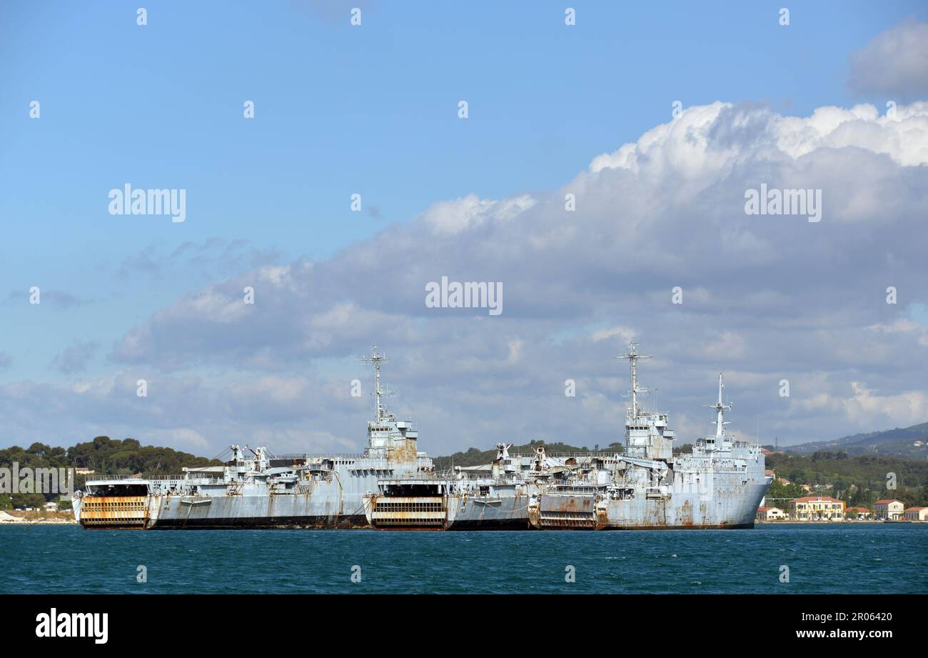 Transport de barges de la Marine française désaffectées dans le port de Toulon Var Banque D'Images