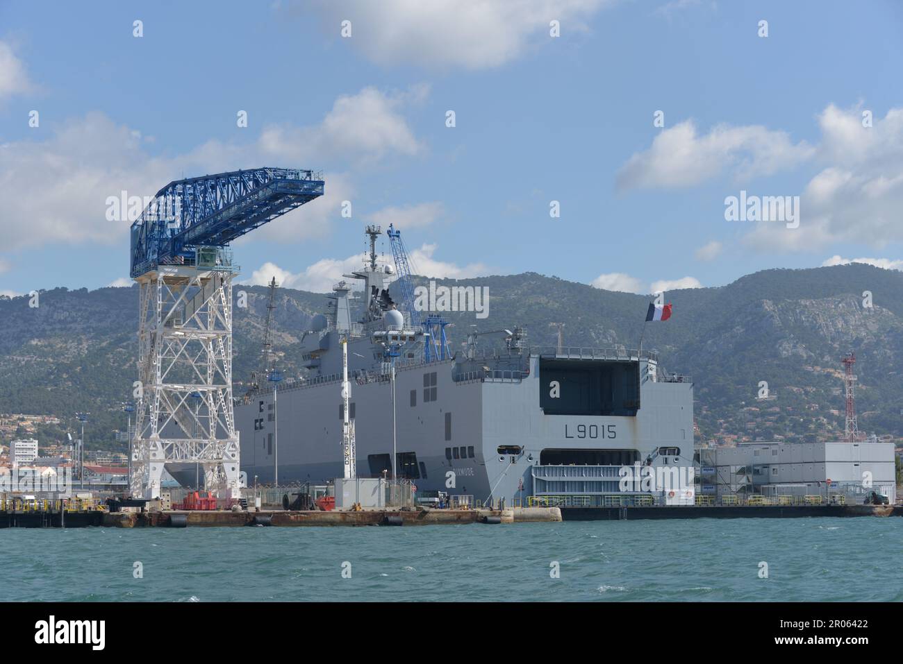 Transport Dixmude de barges de la marine française en cale sèche Banque D'Images