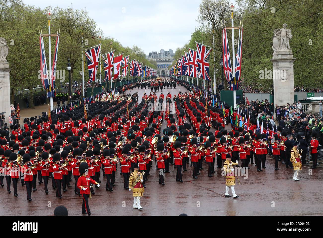 LONDRES, ANGLETERRE - 06 MAI : la procession militaire, la plus grande du genre depuis le couronnement de sa Majesté la reine Elizabeth II en 1953, descend le centre commercial vers Buckingham Palace pendant le couronnement du roi Charles III et de la reine Camilla sur 06 mai 2023 à Londres, en Angleterre. Le couronnement de Charles III et de sa femme, Camilla, en tant que roi et reine du Royaume-Uni de Grande-Bretagne et d'Irlande du Nord, et des autres royaumes du Commonwealth, a lieu aujourd'hui à l'abbaye de Westminster. Charles a accédé au trône le 8 septembre 2022, à la mort de sa mère, Elizabeth II (Support MB) Banque D'Images