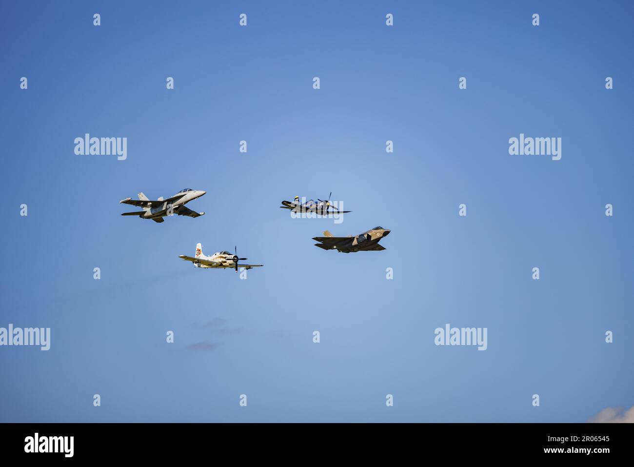 Une photo à faible angle des avions Boeing, Lockheed Martin et Corsair contre un ciel bleu lors du salon aérien de l'aéroport régional de Wittman. Banque D'Images