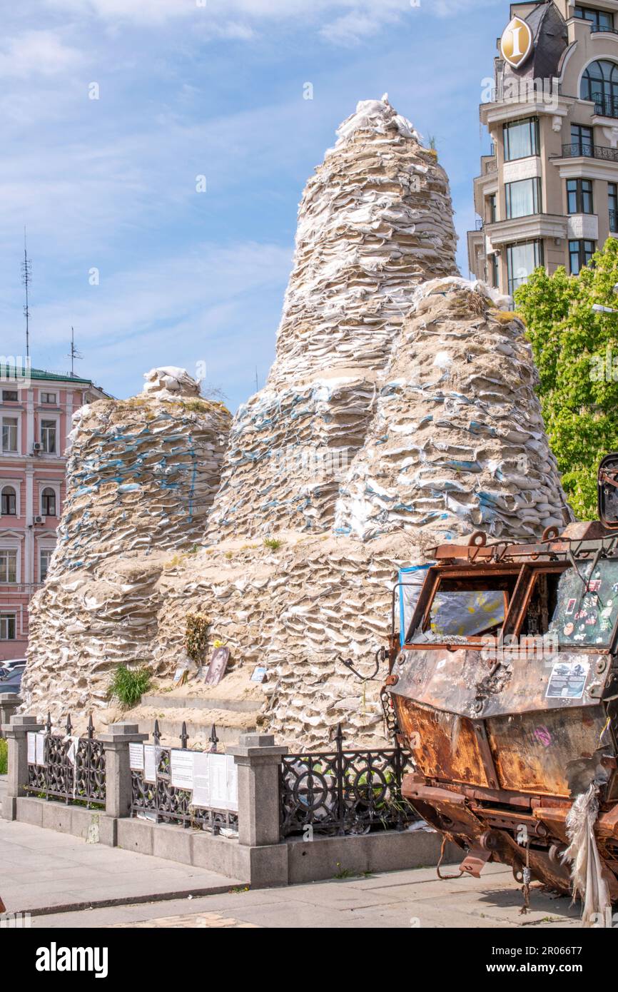 Le monument de la princesse Olga à Kiev est couvert de sacs de sable provenant des pilonnages. Banque D'Images