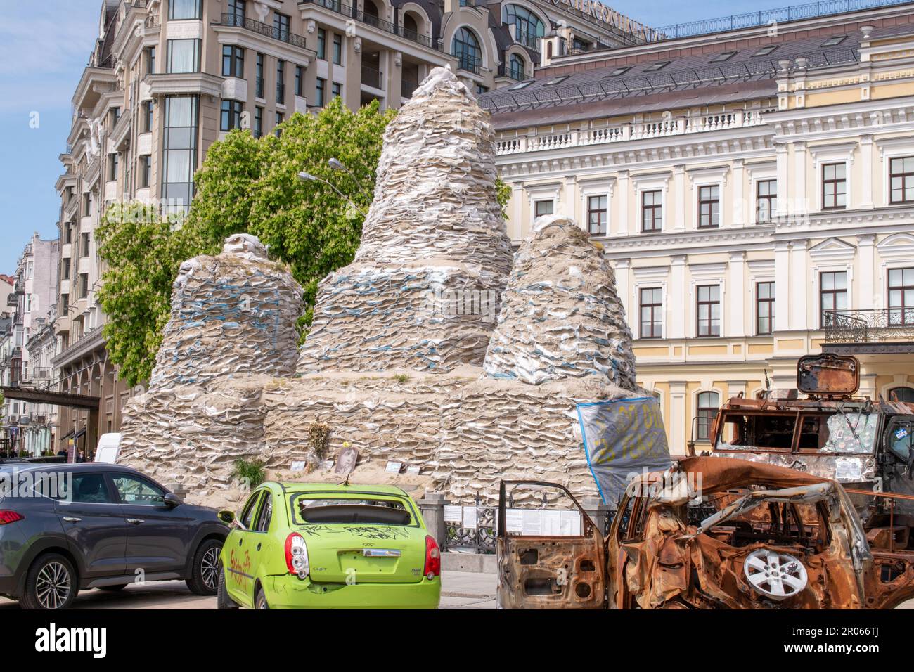 Le monument de la princesse Olga à Kiev est couvert de sacs de sable provenant des pilonnages. Banque D'Images