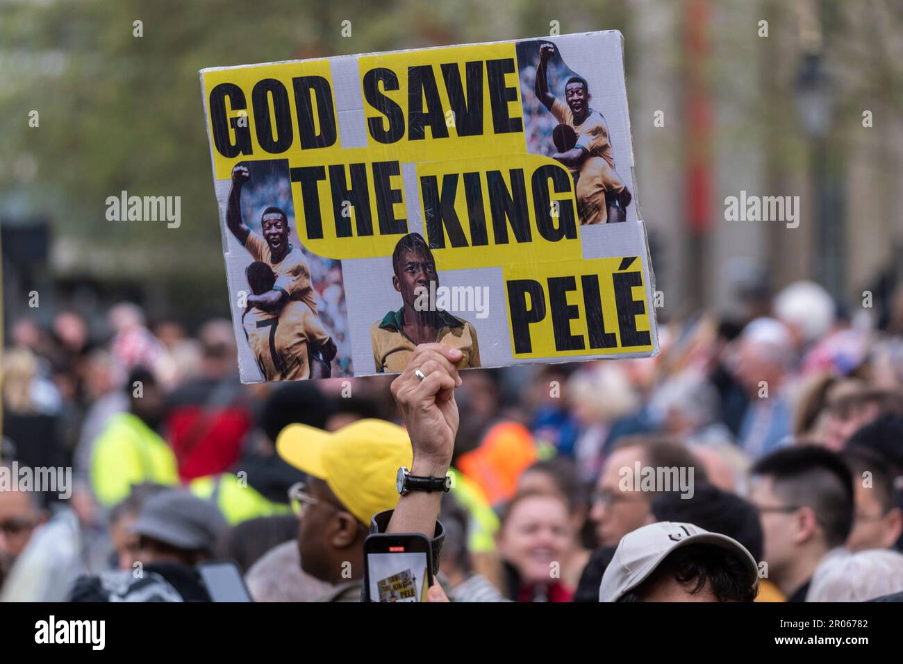 Affiche humoristique lors d'une manifestation « pas mon roi » lors du couronnement du roi Charles III à Westminster, Londres, Royaume-Uni. Pele footballeur Banque D'Images