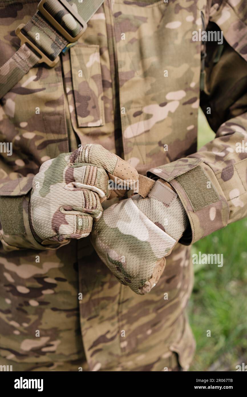 Fond Des Gants Tactiques Camouflés Sont Fixés En Gros Plan Prêts à