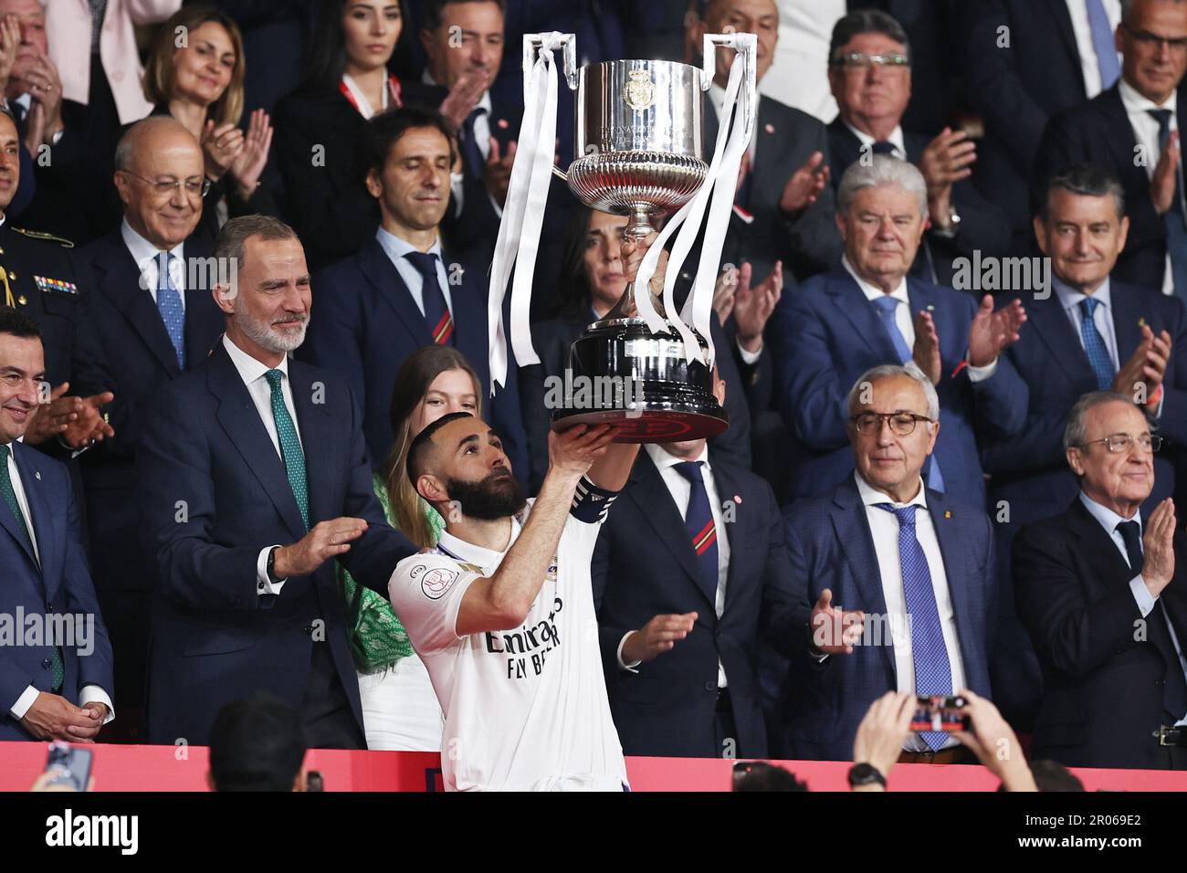 Karim Benzema du Real Madrid reçoit le trophée des champions de Felipe VI et Infanta Sofia après la coupe d'Espagne, Copa del Rey, finale du match de football entre Real Madrid CF et CA Osasuna sur 6 mai 2023 à l'Estadio de la Cartuja à Séville, Espagne - photo: Joaquin Corchero/DPPI/LiveMedia Banque D'Images
