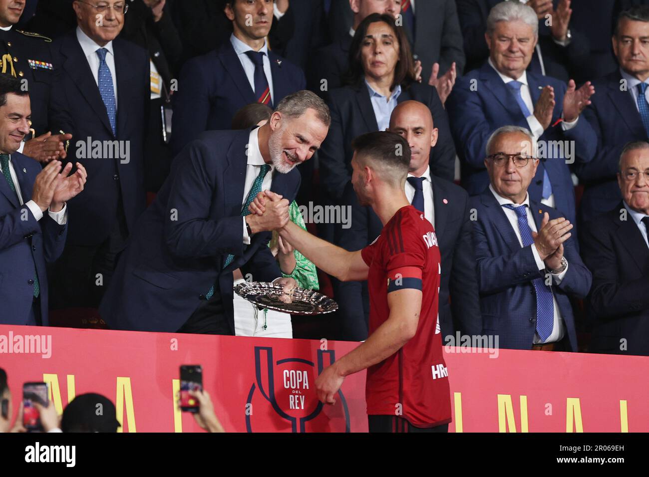 David Garcia d'Osasuna reçoit le deuxième trophée de Felipe VI et Infanta Sofia après la coupe d'Espagne, Copa del Rey, finale du match de football entre Real Madrid CF et CA Osasuna sur 6 mai 2023 à l'Estadio de la Cartuja à Séville, Espagne - photo: Joaquin Corchero/DPPI/LiveMedia Banque D'Images