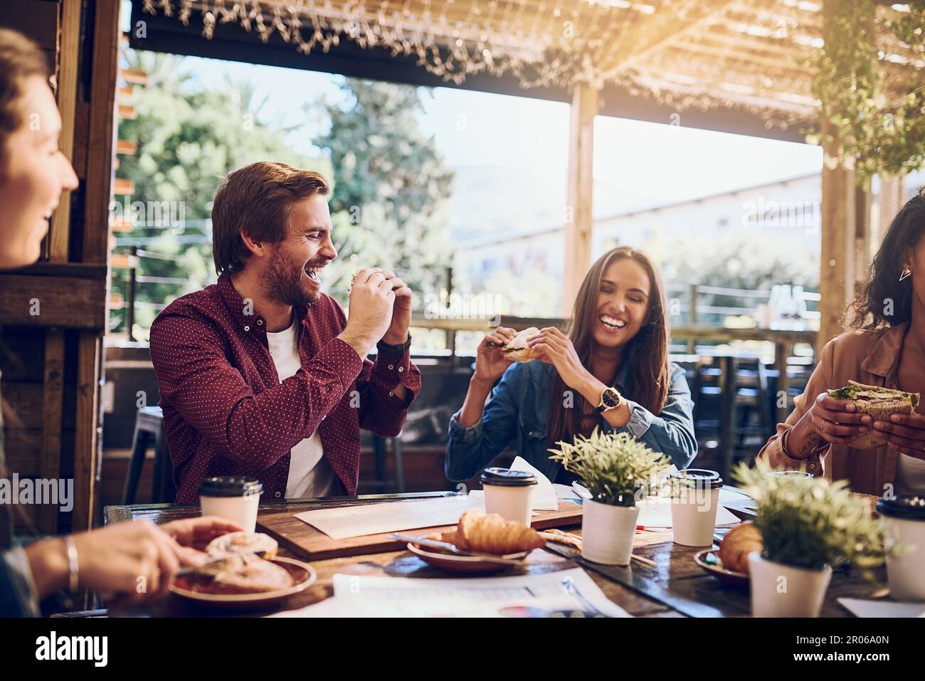 Que le meilleur sandwich eater gagne. des amis qui s'amusent pendant leur déjeuner. Banque D'Images