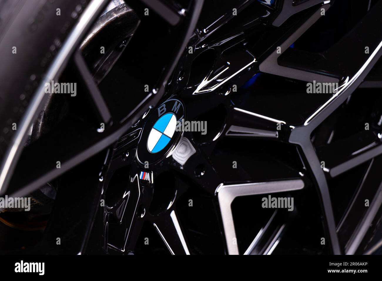 Peinture légère photo de la casquette centrale sur la roue du coupé de compétition BMW M8 Banque D'Images