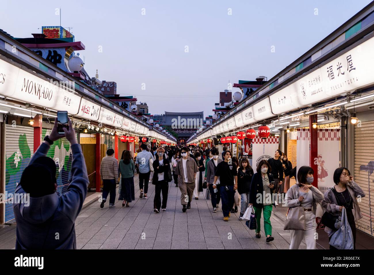 Touristes au temple Sensoji à Asakusa/Tokyo (mai 2023) Banque D'Images