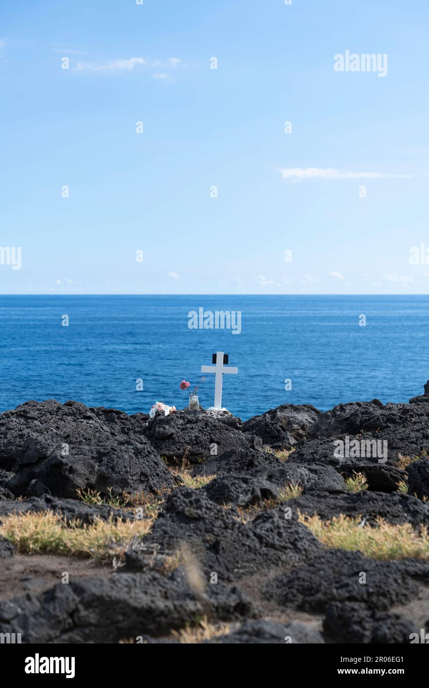 Croix et fleurs, honorer les êtres chers sur la côte de la Réunion, France, importance symbolique, espace copie Banque D'Images