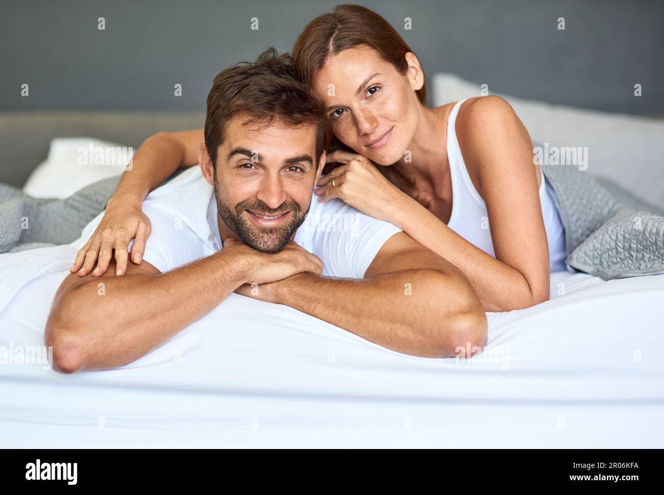 Personne ne fait des jours de pyjama comme nous. un jeune couple heureux se  relaxant au lit ensemble à la maison Photo Stock - Alamy