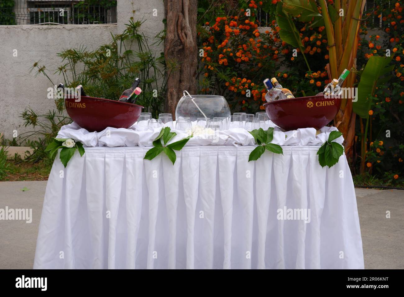 Boissons sur table avec feuille blanche en plein air pour la préparation de fête Banque D'Images