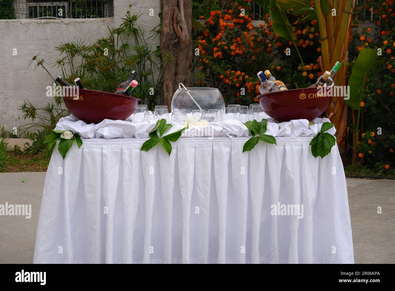 Boissons sur table avec feuille blanche en plein air pour la préparation de fête Banque D'Images