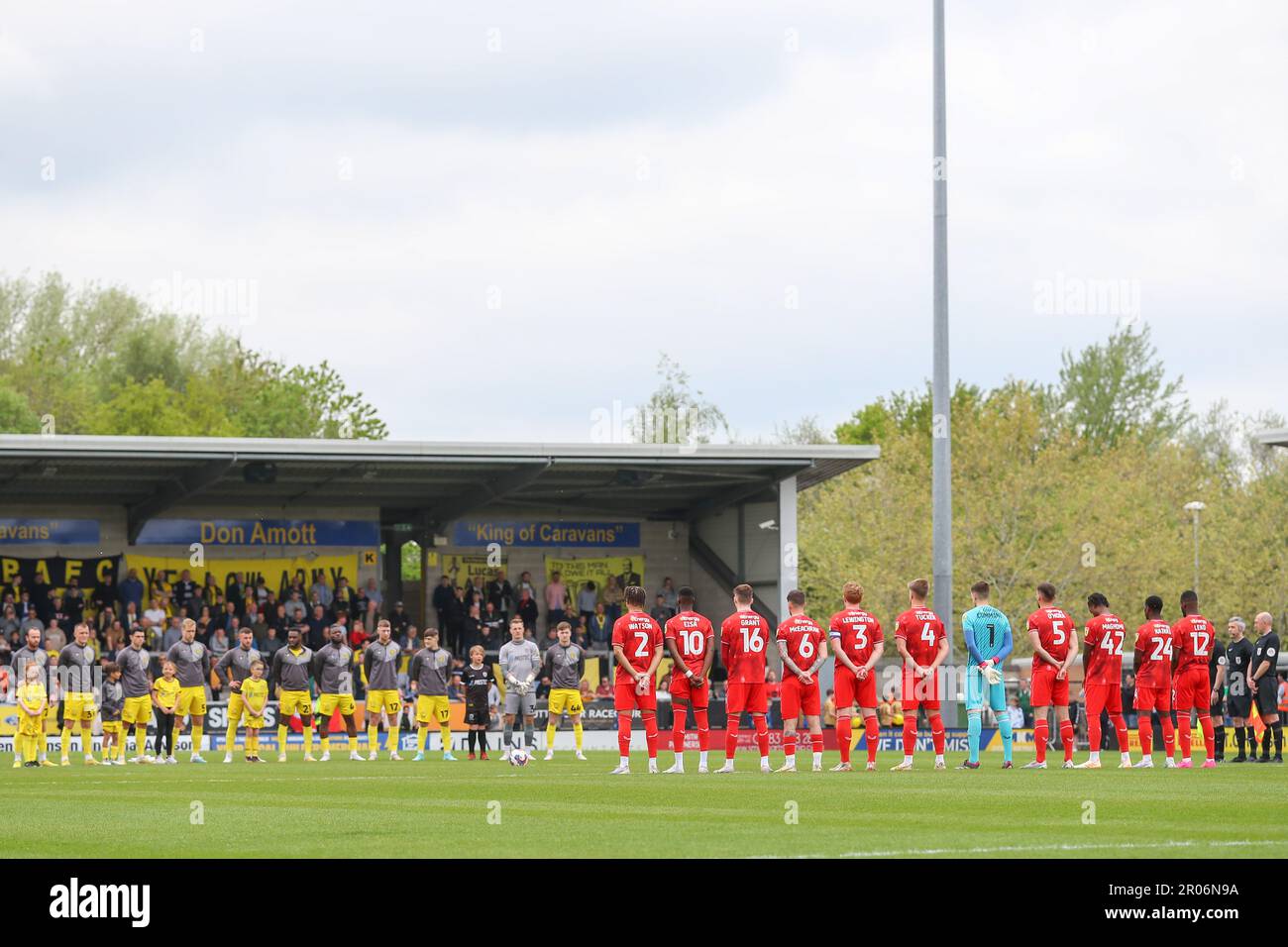 Burton Upon Trent, Royaume-Uni. 07th mai 2023. Les deux ensembles de joueurs se réunissent pour l'hymne national avant le match de la Sky Bet League 1 Burton Albion vs MK dons au stade Pirelli, Burton Upon Trent, Royaume-Uni, 7th mai 2023 (photo de Gareth Evans/News Images) à Burton Upon Trent, Royaume-Uni, le 5/7/2023. (Photo de Gareth Evans/News Images/Sipa USA) Credit: SIPA USA/Alay Live News Banque D'Images