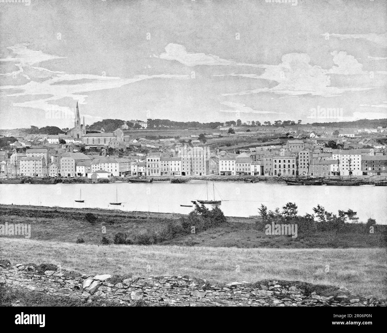 Vue de la fin du 19th siècle de New Ross, le seul port intérieur d'Irlande, situé à 32 km (20 miles) de la mer sur la rivière Barrow. La ville du sud-ouest du comté de Wexford, en Irlande, est à un point de passage important de la rivière, et a été l'endroit de l'une des batailles les plus sanglantes de la rébellion de 1798. Banque D'Images