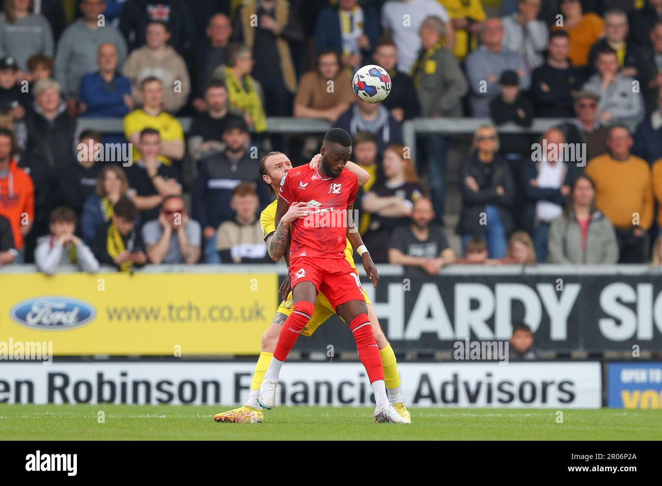 John Brayford #2 de Burton Albion et Mohamed EISA #10 de Milton Keynes Dons bataille pour le ballon pendant le match Sky Bet League 1 Burton Albion vs MK Dons au stade Pirelli, Burton Upon Trent, Royaume-Uni, 7th mai 2023 (photo de Gareth Evans/News Images) Banque D'Images