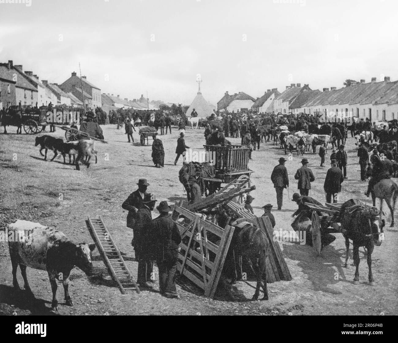 Vue de la fin du 19th siècle sur Fair Day et le marché agricole de New Ross, le seul port intérieur d'Irlande, situé à 32 km (20 miles) de la mer sur la rivière Barrow. La ville du sud-ouest du comté de Wexford, en Irlande, à un point de passage important de la rivière. Banque D'Images