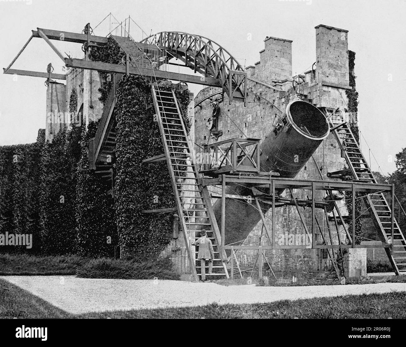 Vue de la fin du siècle 19th sur le Léviathan de Parsonstown, ou télescope Rosse de six pieds, un télescope historique réfléchissant de 72 pouces (1,83 m) d'ouverture, qui était le plus grand télescope au monde de 1845 à 1917. Il a été construit par William Parsons, 3rd comte de Rosse sur son domaine, Birr Castle, à Parsonstown, Birr, Comté Offaly, Irlande. Le télescope de six pieds est resté en service jusqu'à environ 1890, puis après la mort du comte de 4th en 1908, le télescope a été partiellement démantelé avec l'un des miroirs avec sa boîte à miroir a été transféré au Musée des Sciences de Londres. Banque D'Images