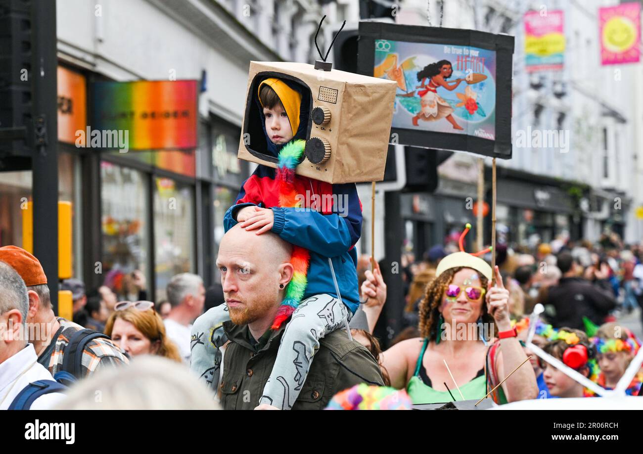 Brighton UK 7th Mai 2023 - des milliers d'écoliers , d'enseignants et de parents prennent part au Brighton Festival Children's Parade à travers la ville comme le festival annuel des arts se met en route . Ce thème d'années est un monde , apprendre et grandir les uns des autres avec des écoles concevant et faisant des costumes montrant des inventions , la culture et la cuisine : crédit Simon Dack / Alamy Live News Banque D'Images