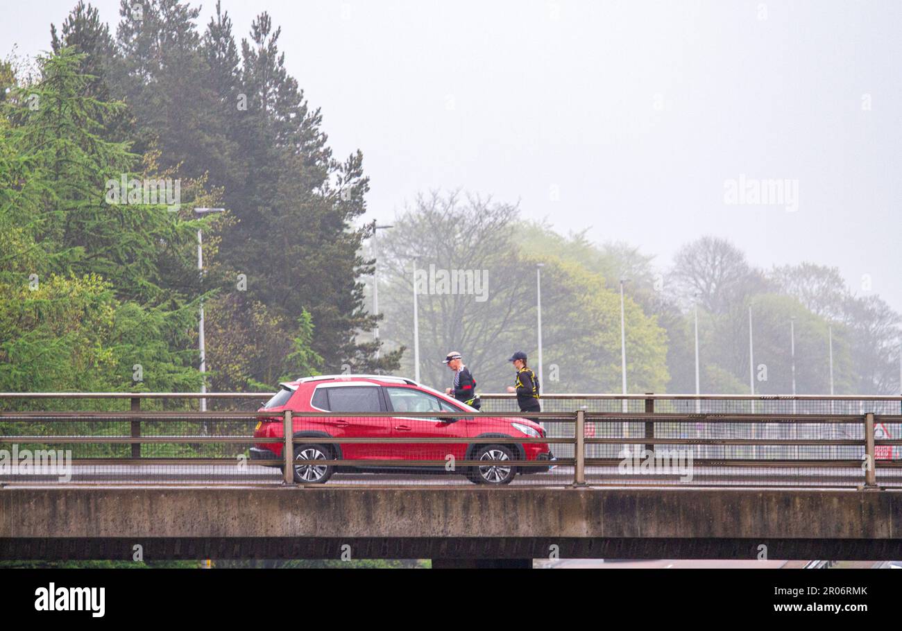 Dundee, Tayside, Écosse, Royaume-Uni. 7th mai 2023. Météo au Royaume-Uni : le temps dans le nord-est de l'Écosse est humide, avec de l'air brumeux et des brures légères. Les habitants de la région sont à Dundee, ils font une promenade le dimanche et les joggeurs sont à l'extérieur et s'apprêtent à faire du jogging le long de l'enjambeur à double voie de Kingsway West. Crédit : Dundee Photographics/Alamy Live News Banque D'Images