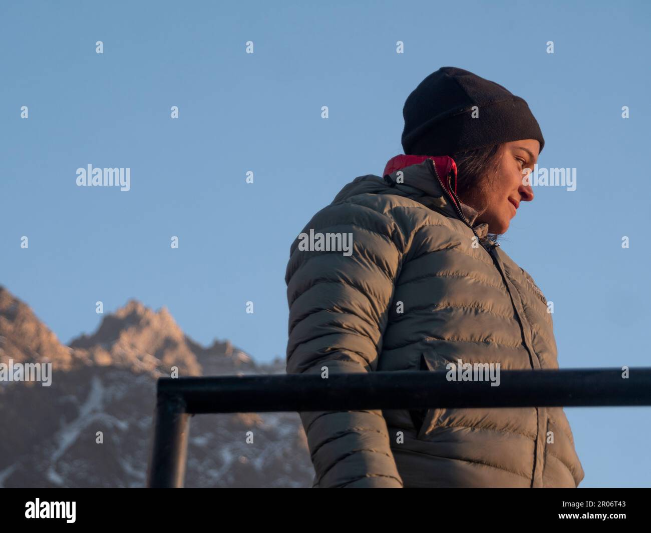 Trekker Brunette Backpacker avec chapeau polaire noir lors d'un hiver froid Himalayan jour. Banque D'Images