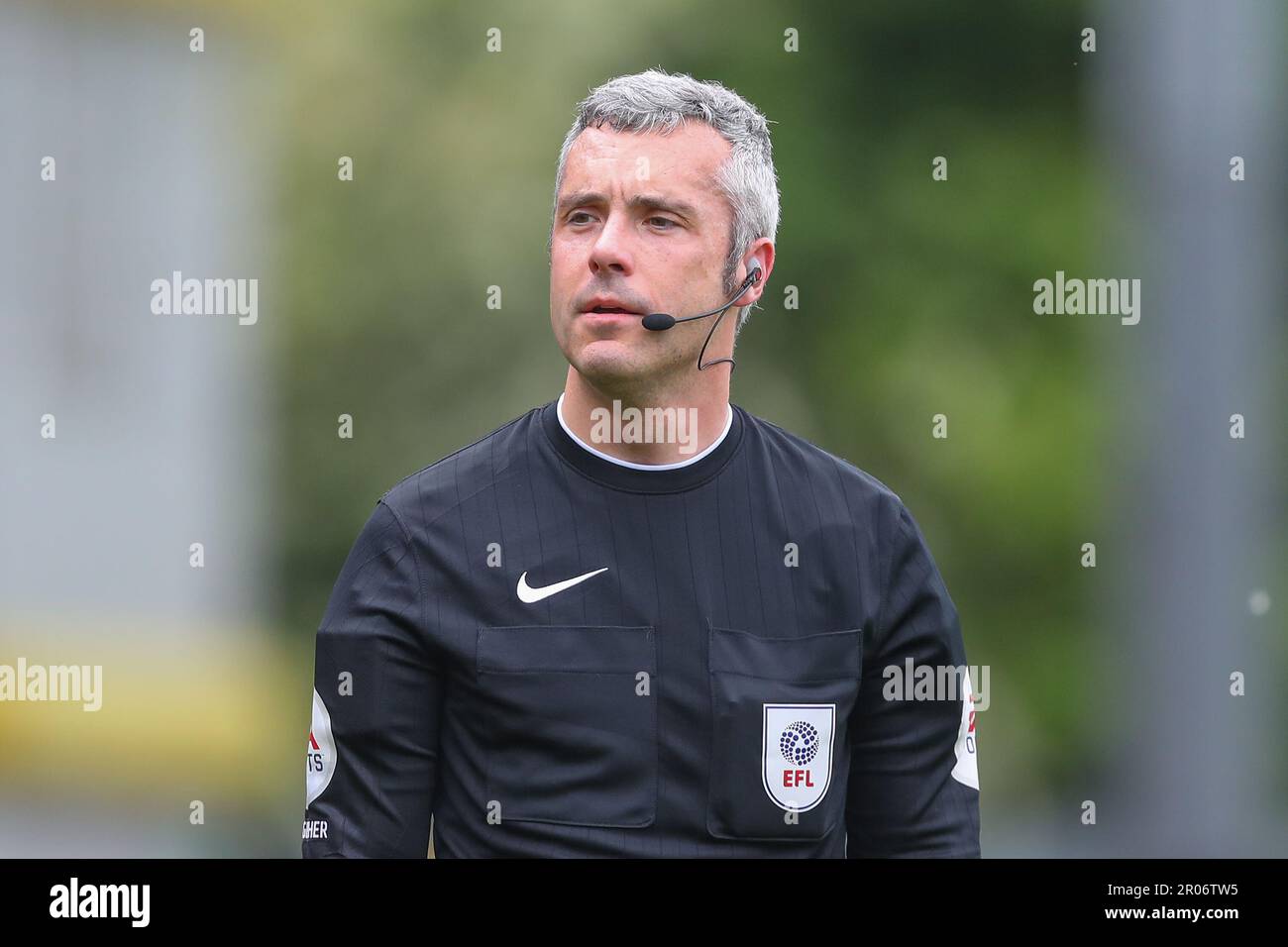 Arbitre Seb Stockbridge lors du match Sky Bet League 1 Burton Albion vs MK dons au stade Pirelli, Burton Upon Trent, Royaume-Uni, 7th mai 2023 (photo de Gareth Evans/News Images) Banque D'Images