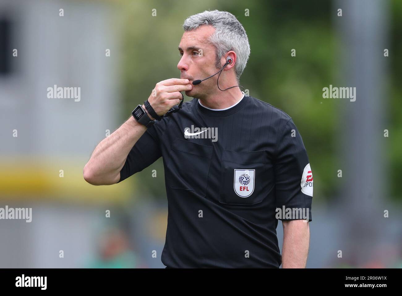 Arbitre Seb Stockbridge pendant le match Sky Bet League 1 Burton Albion vs MK dons au stade Pirelli, Burton Upon Trent, Royaume-Uni. 7th mai 2023. (Photo de Gareth Evans/News Images) dans Burton Upon Trent, Royaume-Uni, le 5/7/2023. (Photo de Gareth Evans/News Images/Sipa USA) Credit: SIPA USA/Alay Live News Banque D'Images