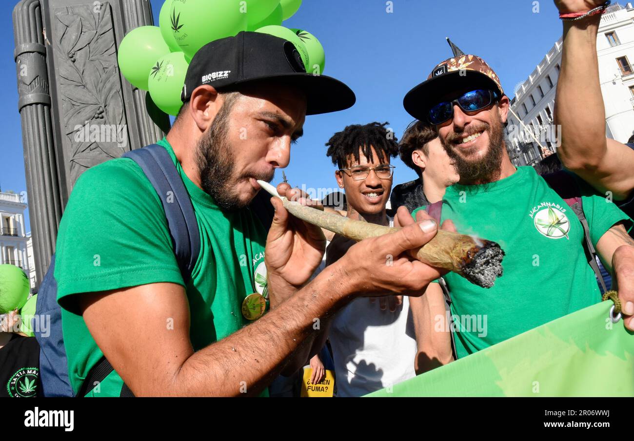 Madrid, Espagne. 06th mai 2023. Un jeune homme fume une cigarette de cannabis géante pendant la manifestation. La Marche mondiale de la marijuana de 2023 a rassemblé des milliers de personnes ce samedi dans le centre de Madrid, qui ont une fois de plus appelé à la légalisation du cannabis et ont revendiqué la nécessité d'établir un cadre réglementaire qui réglemente ce qu'ils considèrent comme une « réalité ». cela « ne peut pas être ignoré ». Crédit : SOPA Images Limited/Alamy Live News Banque D'Images