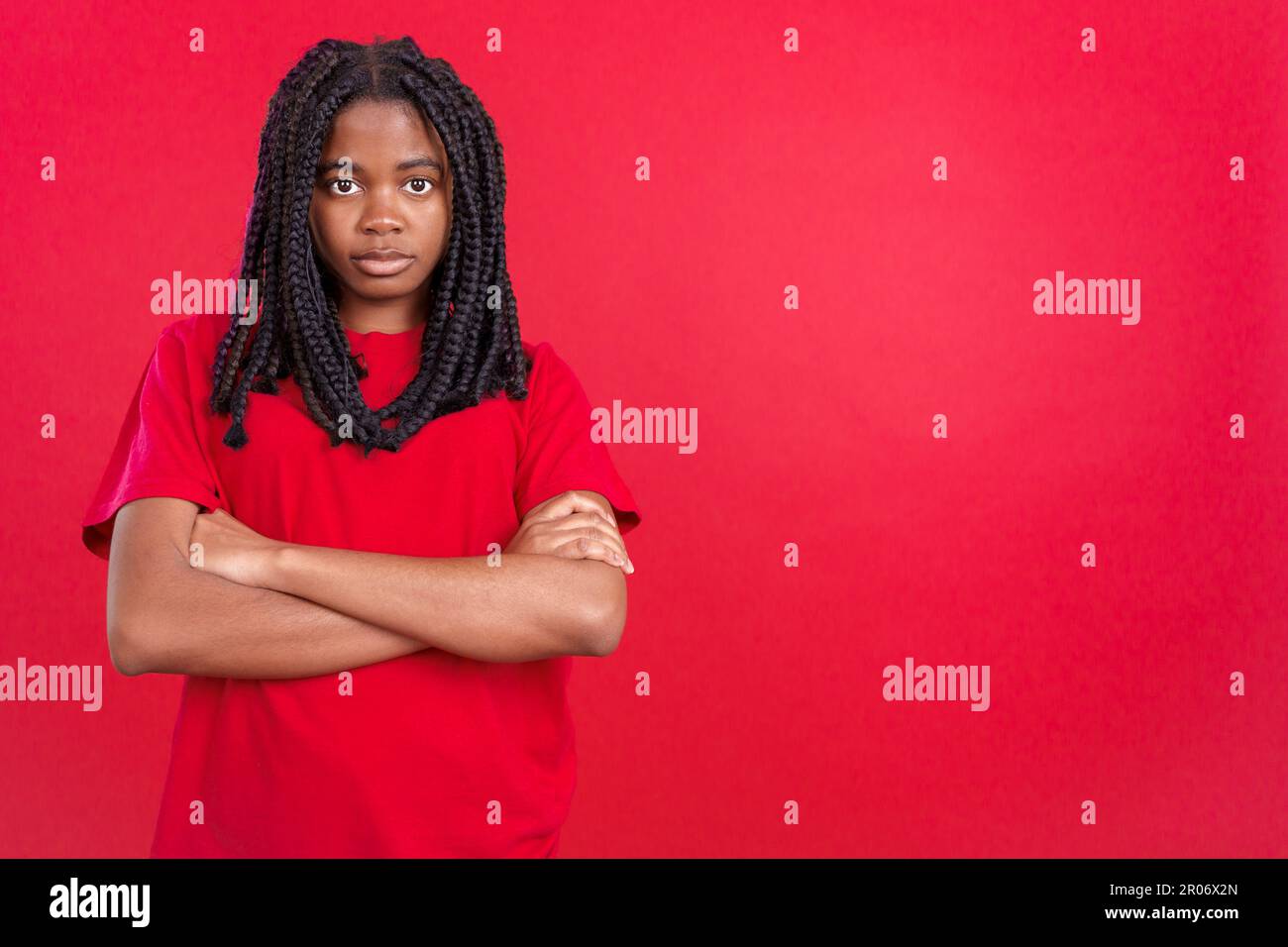 Femme africaine croisant les bras avec une expression en colère Banque D'Images