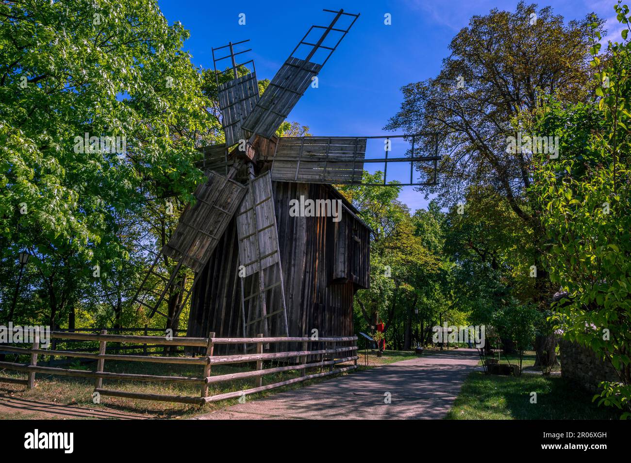 BUCAREST, ROUMANIE : Moulin ancien du 19th siècle à Dimitrie Guti Musée du village national (Muzeul Satului). Banque D'Images