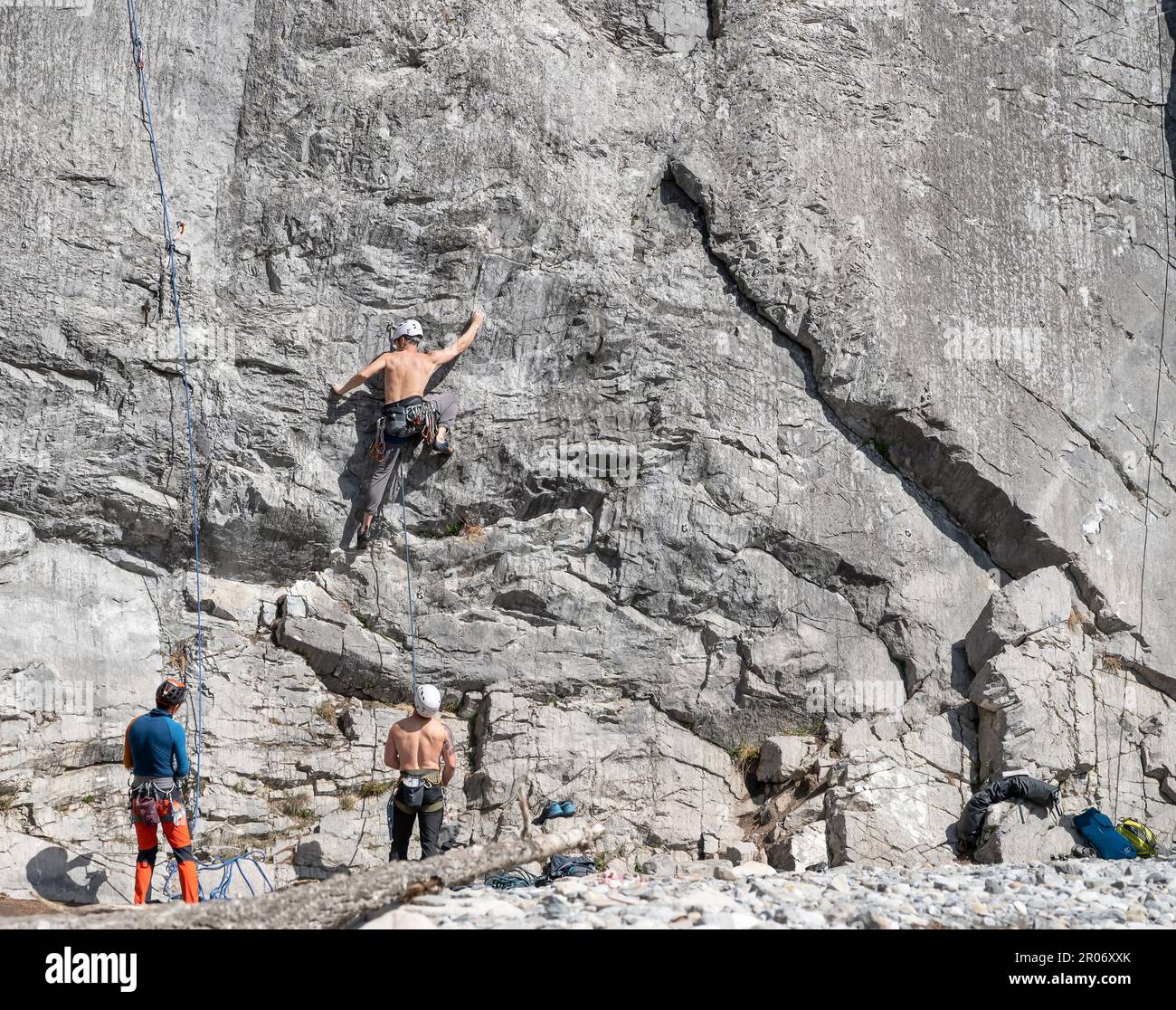 Parc national Banff, Alberta, Canada – 06 mai 2023 : trois hommes s'engagent à escalader un front de roche Banque D'Images
