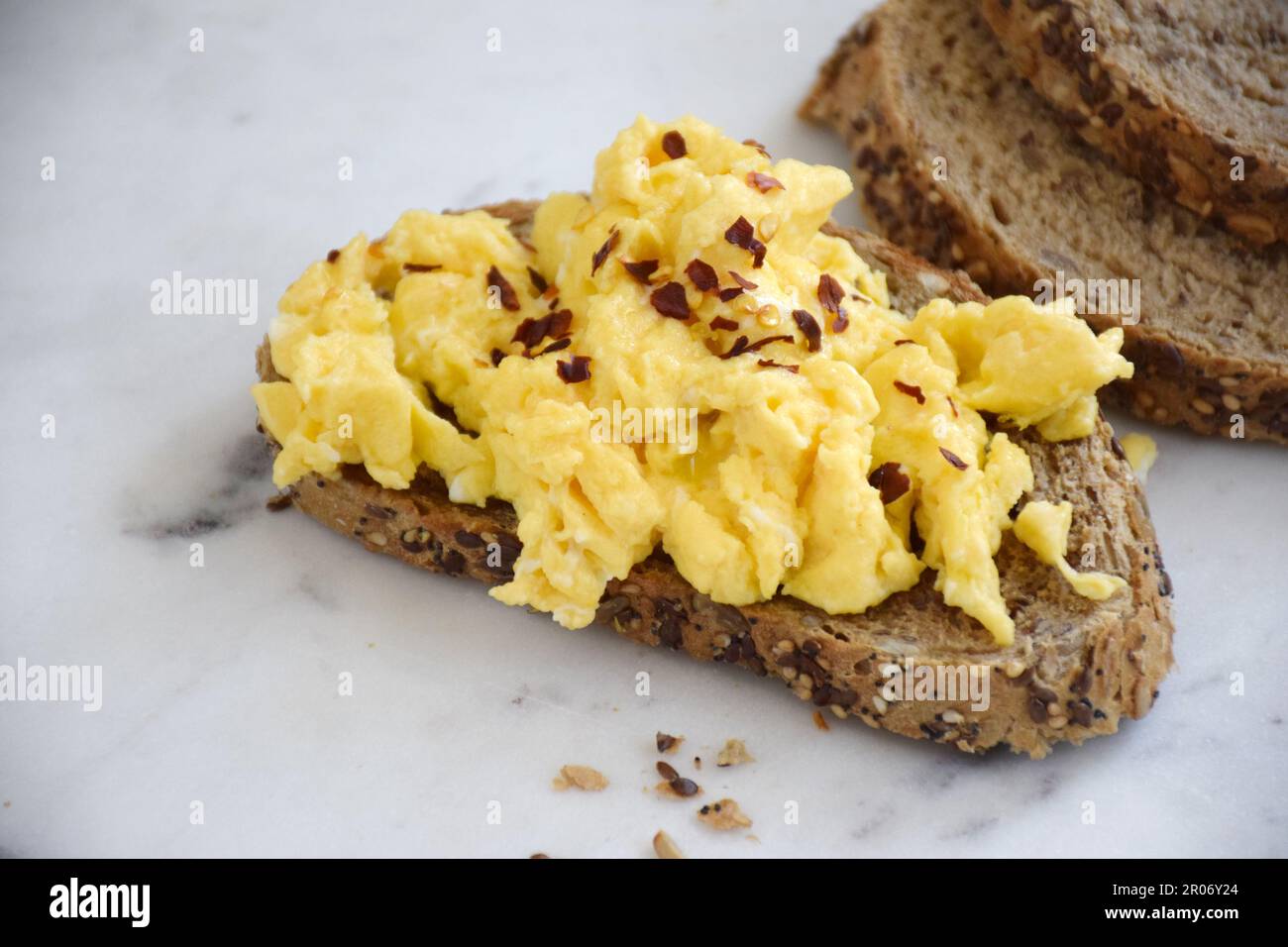 œufs brouillés sur le pain grillé, petit déjeuner sain, repas de keto, idée de petit déjeuner Banque D'Images