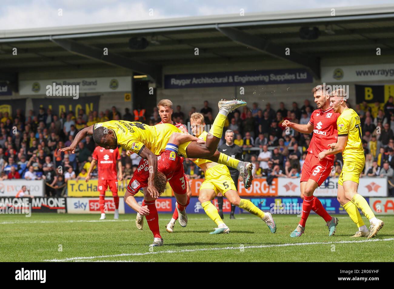 Burton Upon Trent, Royaume-Uni. 07th mai 2023. Dean Lewington #3 de Milton Keynes Dons et Adedeji Oshilaja #4 de Burton Albion collision pendant le match Sky Bet League 1 Burton Albion vs MK Dons au stade Pirelli, Burton Upon Trent, Royaume-Uni, 7th mai 2023 (photo de Gareth Evans/News Images) à Burton Upon Trent, Royaume-Uni le 5/7/2023. (Photo de Gareth Evans/News Images/Sipa USA) Credit: SIPA USA/Alay Live News Banque D'Images