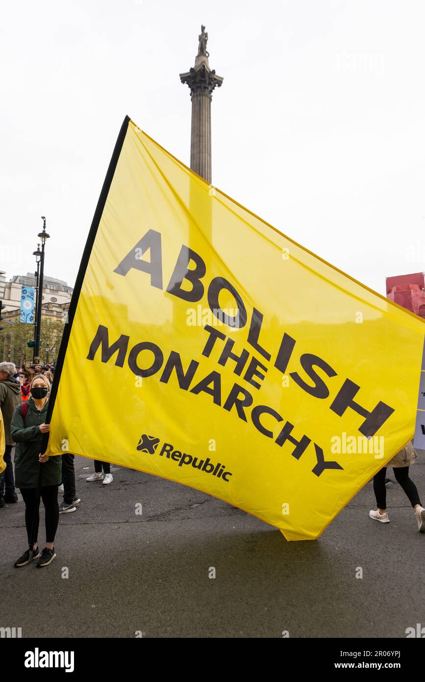 Abolir la bannière de la monarchie lors d'une manifestation "pas mon roi" lors du couronnement du roi Charles III à Westminster, Londres, Royaume-Uni. Protestation de la République Banque D'Images