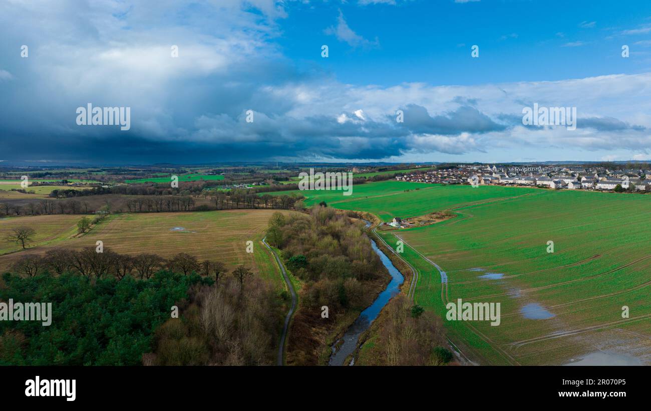 rivière et maisons dans la forêt. Banque D'Images