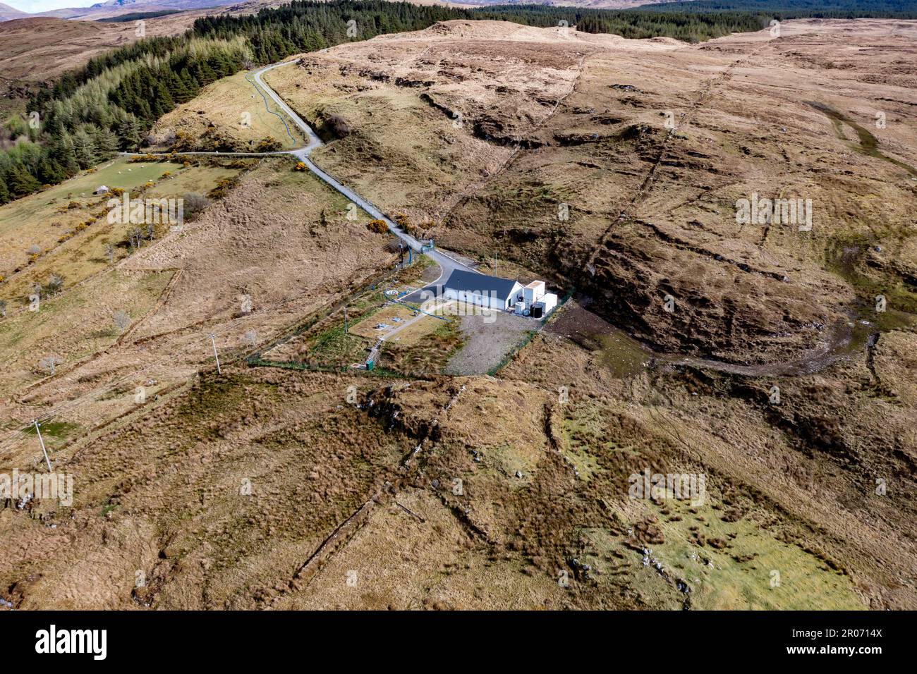 Vue aérienne de la station d'eau Lough Anna, l'approvisionnement en eau potable de Glenties et Ardara - Comté de Donegal, Irlande. Banque D'Images