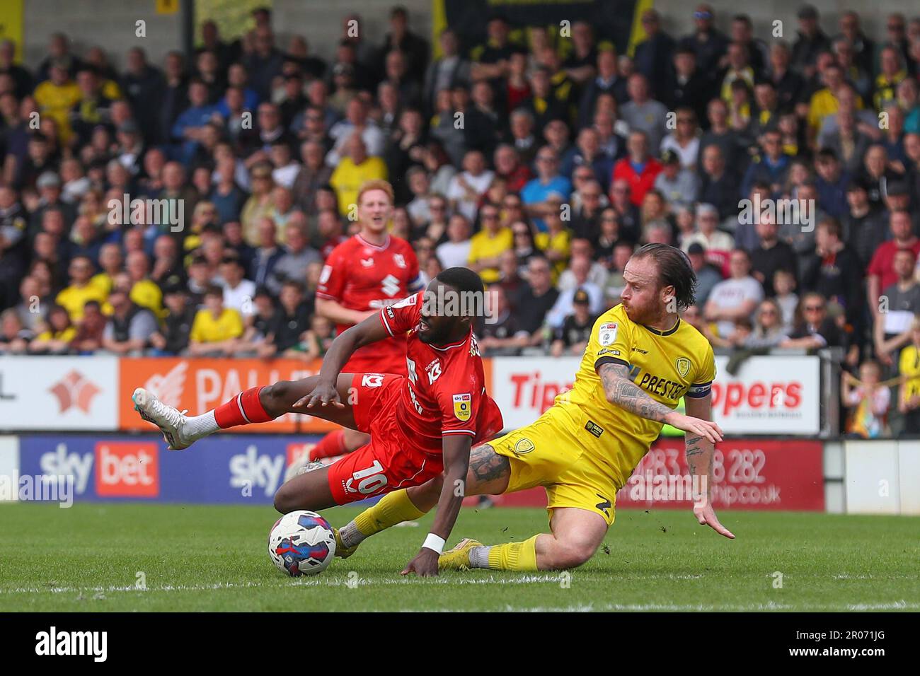 Burton Upon Trent, Royaume-Uni. 07th mai 2023. John Brayford #2 de Burton Albion fouls Mohamed EISA #10 de Milton Keynes Dons pendant le match Sky Bet League 1 Burton Albion vs MK Dons au Pirelli Stadium, Burton Upon Trent, Royaume-Uni, 7th mai 2023 (photo de Gareth Evans/News Images) à Burton Upon Trent, Royaume-Uni le 5/7/2023. (Photo de Gareth Evans/News Images/Sipa USA) Credit: SIPA USA/Alay Live News Banque D'Images