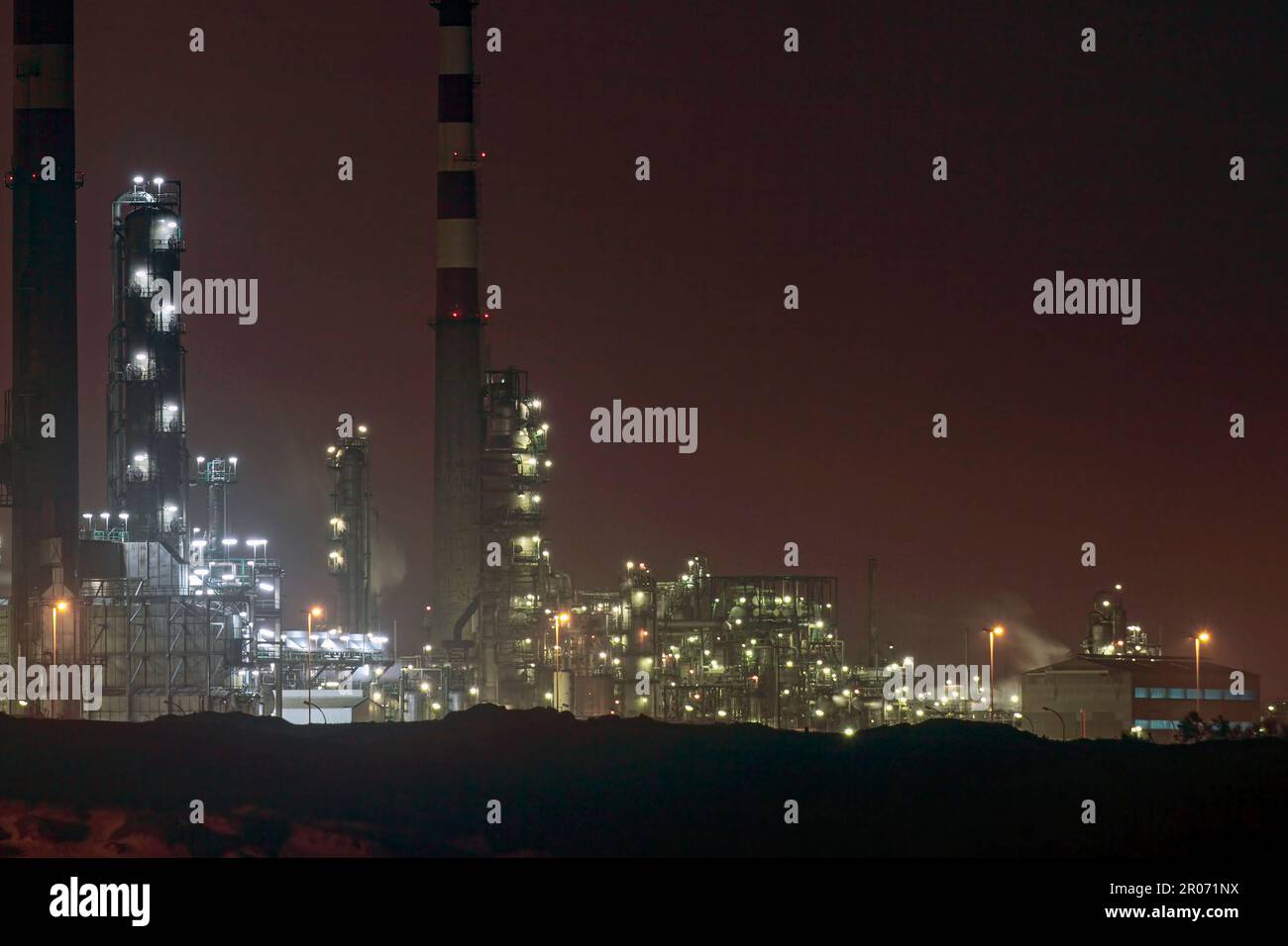 Panorama d'une partie d'une grande raffinerie par nuit Banque D'Images