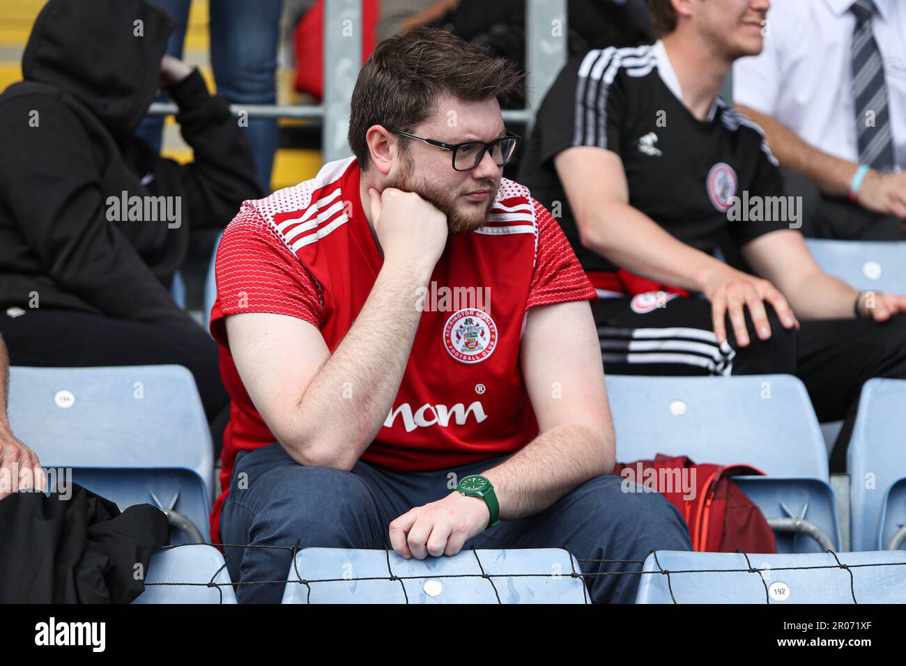 Un fan d'Accrington Stanley semble découragé après avoir vu son équipe