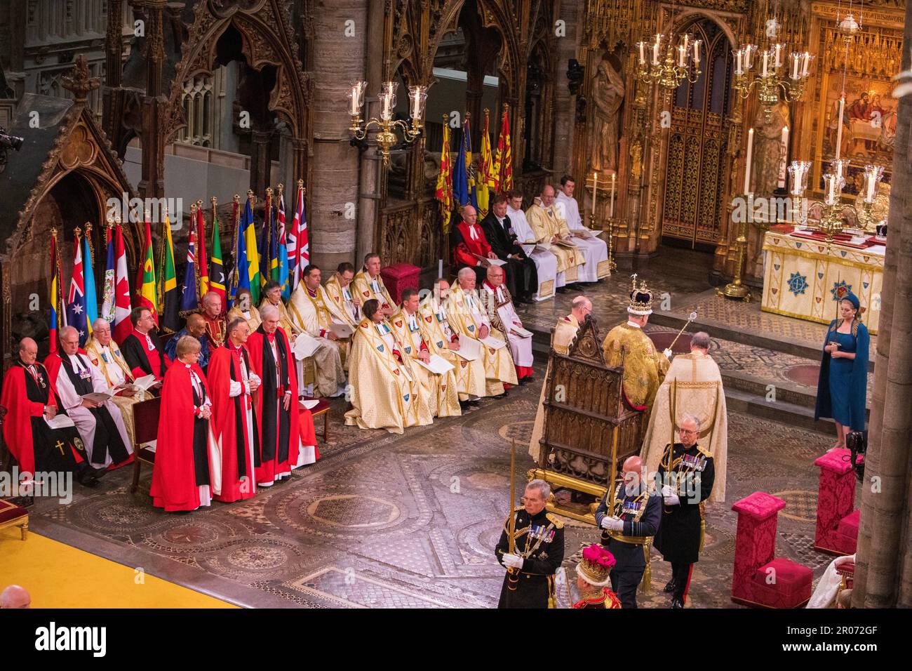 Le roi Charles III portant la couronne St Edward, pendant son couronnement à l'abbaye de Westminster, à Londres. Date de la photo: Samedi 6 mai 2023. Banque D'Images