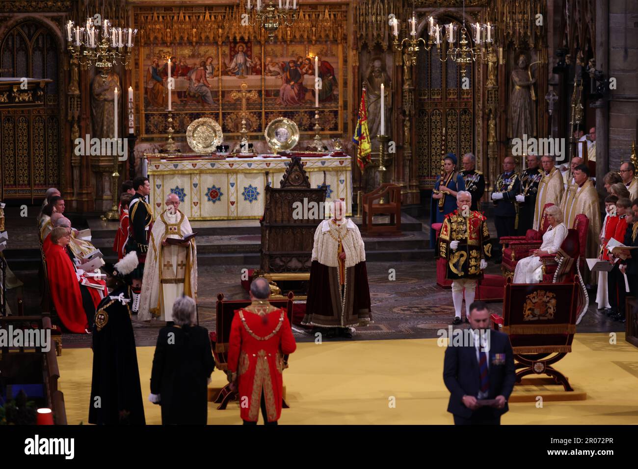 L'archevêque de Canterbury Justin Welby (à gauche) et le roi Charles III lors de son couronnement à l'abbaye de Westminster, Londres. Date de la photo: Samedi 6 mai 2023. Banque D'Images