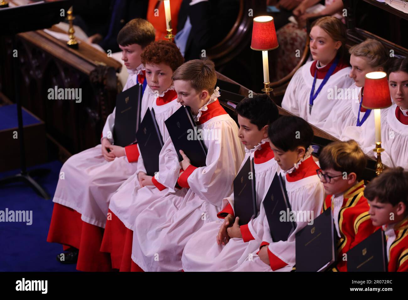 Membres du chœur avant le couronnement du roi Charles III et de la reine Camilla à l'abbaye de Westminster, Londres. Date de la photo: Samedi 6 mai 2023. Banque D'Images