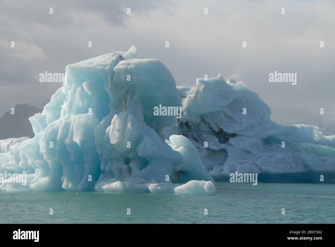 11 août 2022, Islande, Jökulsarlon : des icebergs flottants se trouvent dans la lagune de Jökulsárlón, dans le sud-est de l'Islande. Les morceaux de glace proviennent de la langue du glacier Breiðamerkurjökull, qui fait partie du plus grand glacier d'Europe, Vatnajökull. Photo: Finn Huwald/dpa Banque D'Images