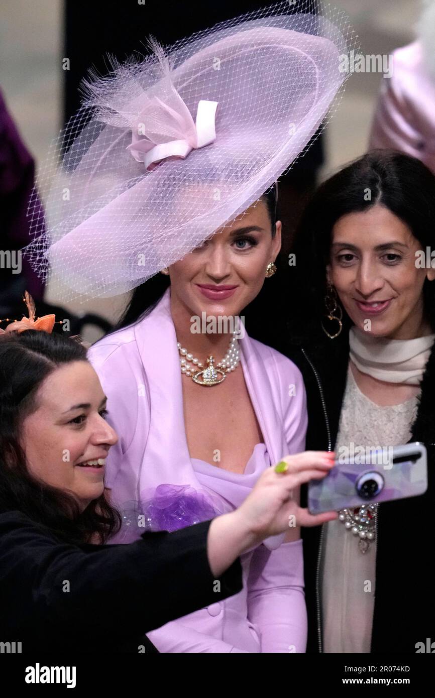 Le chanteur Katy Perry est photographié avec un téléphone portable après la cérémonie du couronnement du roi Charles III à l'abbaye de Westminster à Londres. Date de la photo: Samedi 6 mai 2023. Banque D'Images