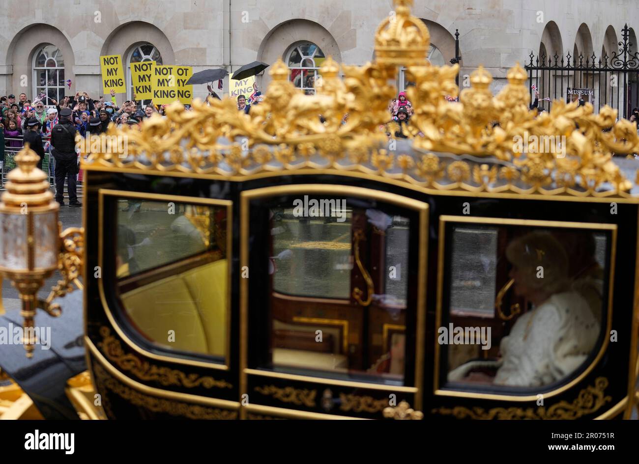 Les membres du groupe anti-monarchiste Republic manifestent en tant que Roi Charles III et Reine Camilla, se rendent dans l'autocar d'État du Jubilé de diamant en direction de l'abbaye de Westminster pour leur cérémonie de couronnement. Date de la photo: Samedi 6 mai 2023. Banque D'Images