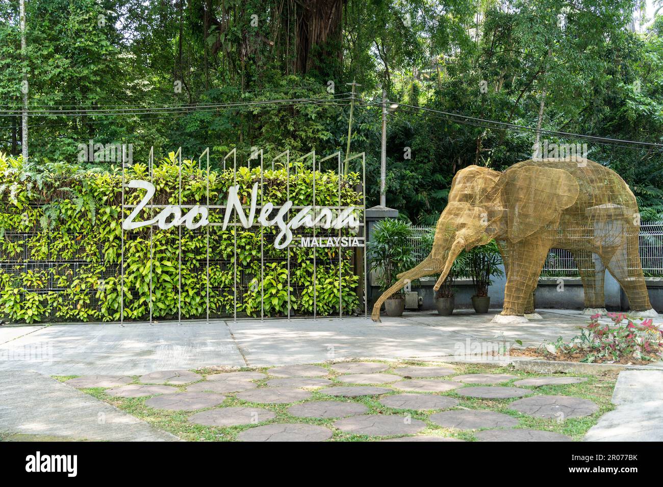 Kuala Lumpur, Malaisie - 15 avril, 2023 : vue d'entrée du zoo Negara Malaysia à Kuala Lumpur, le zoo a été officiellement ouvert le 14 novembre 1963. Banque D'Images